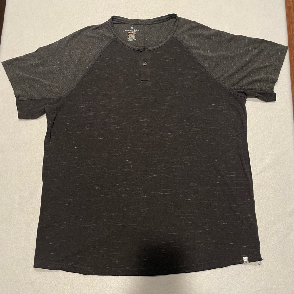 American Eagle Men's two toned Black Raglan Sleeve Shirt, XXL